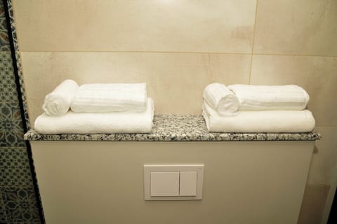 Superior Double Room | Bathroom | Shower, free toiletries, hair dryer, towels