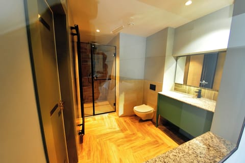 Loft | Bathroom | Shower, free toiletries, hair dryer, towels