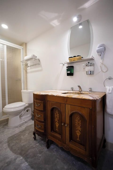 City Room | Bathroom | Shower, hair dryer, towels, soap