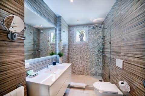 Honeymoon Suite | Bathroom | Shower, free toiletries, hair dryer, bidet