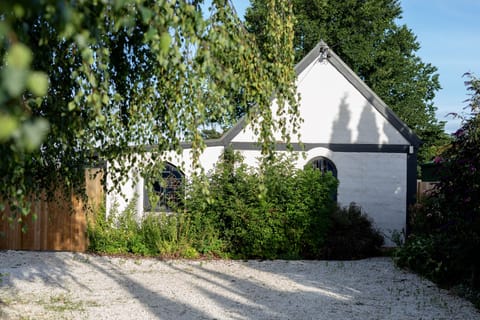 Welcome to your quaint country cottage with free onsite parking