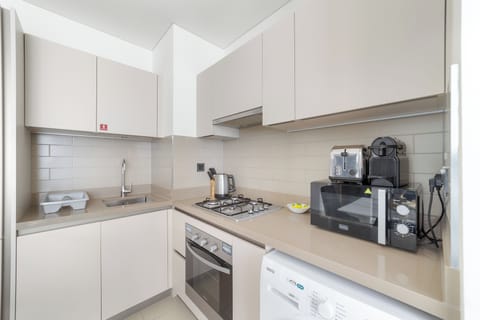 Classic Room, City View | Private kitchen | Full-size fridge, oven, stovetop, coffee/tea maker