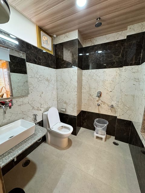 Deluxe Room | Bathroom