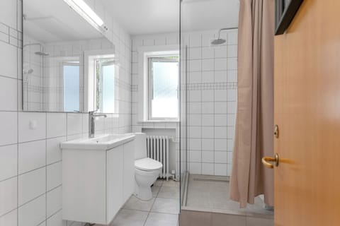 Classic Double or Twin Room, City View | Bathroom | Shower, free toiletries, hair dryer, towels