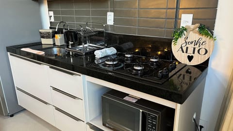 Deluxe Apartment | Private kitchen | Full-size fridge, microwave, oven, cookware/dishes/utensils