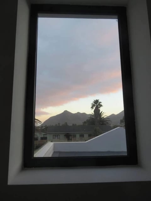 The Cape White Villa / Common space -View on Chapmans peak