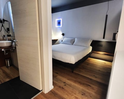 Deluxe Double Room | Individually decorated, individually furnished, desk, laptop workspace