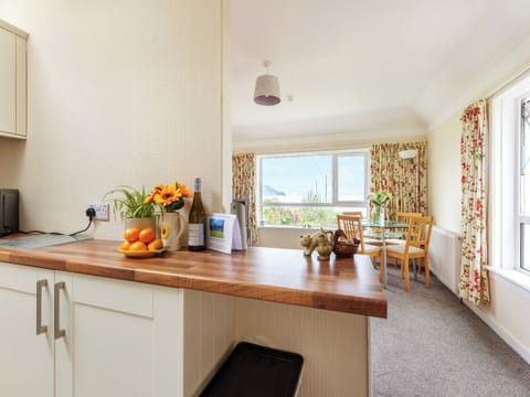 Kitchen | Carraig Dhubh Cottage - Carraig Dhubh Cottages, Whiting Bay