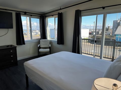 Suite, 1 Queen Bed with Sofa bed, Non Smoking, Marina View | Free WiFi