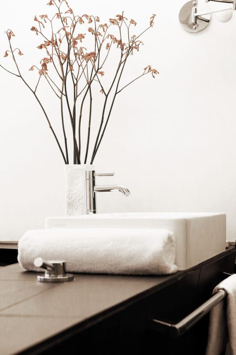 Bathtub Room | Hypo-allergenic bedding, minibar, in-room safe, desk