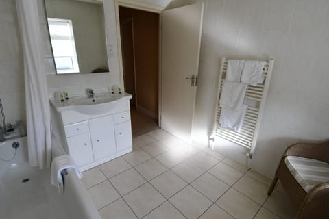 1 Bedroom Suite | Bathroom | Combined shower/tub, free toiletries, hair dryer, towels