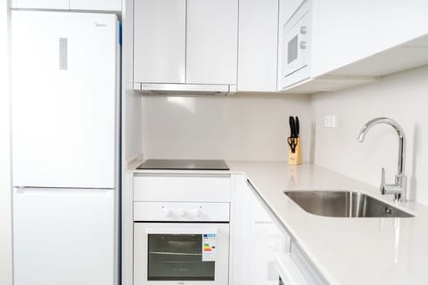 Full-size fridge, microwave, oven, stovetop