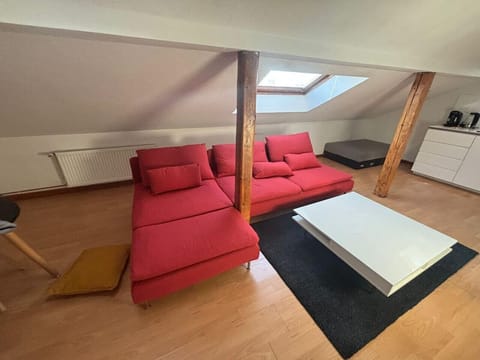 Le salon est bien agencé, avec un canapé spacieux et une fenêtre de toit qui offre une lumière naturelle abondante.Lm sud conciergerie Montpellier