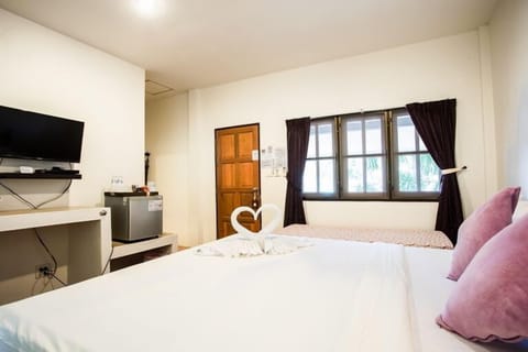 Deluxe Room | Minibar, free WiFi