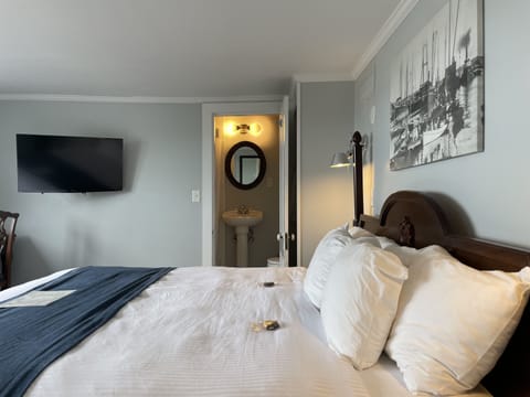 305 Seaside King | Premium bedding, individually decorated, individually furnished