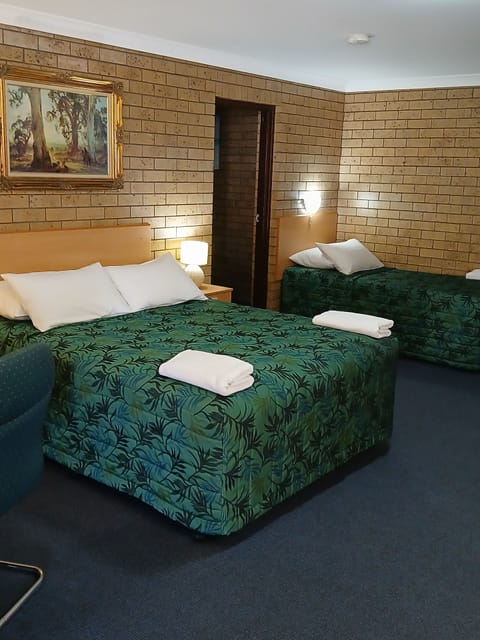 Family Suite | Desk, iron/ironing board, free WiFi, bed sheets