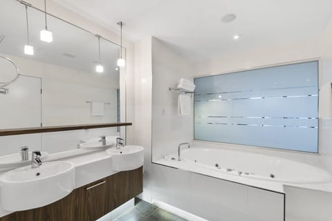 Executive King Spa Room | Bathroom sink