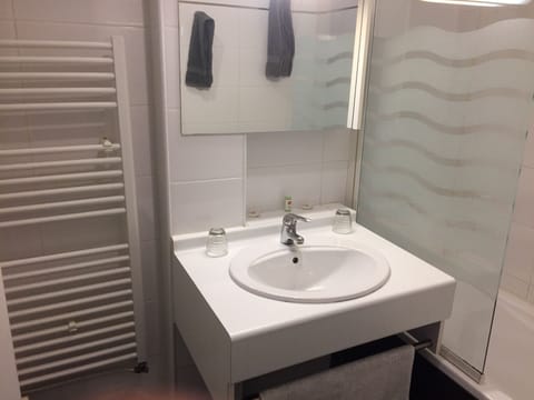 Superior Double Room | Bathroom | Bathtub, free toiletries, hair dryer, towels