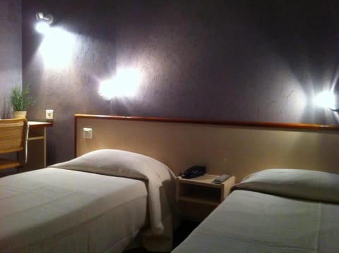 Standard Twin Room | Desk, blackout drapes, soundproofing, iron/ironing board