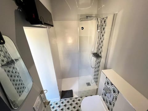Ch1 Affaires, 1 double bed, courtyard view | Bathroom | Shower, rainfall showerhead, hair dryer, towels