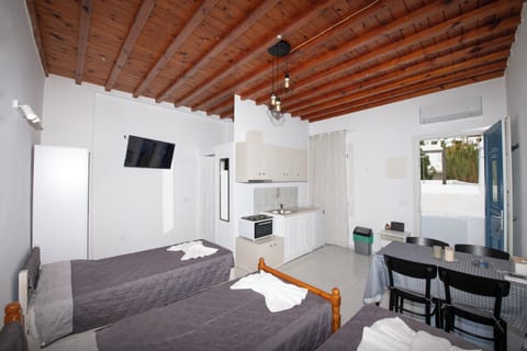 Traditional Studio, 3 Twin Beds, Kitchenette, Mezzanine | Free WiFi, bed sheets