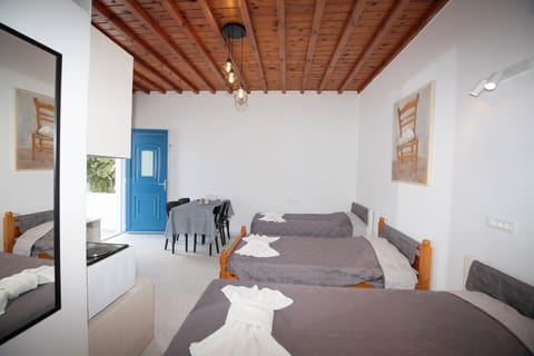 Traditional Studio, 3 Twin Beds, Kitchenette, Mezzanine | Free WiFi, bed sheets