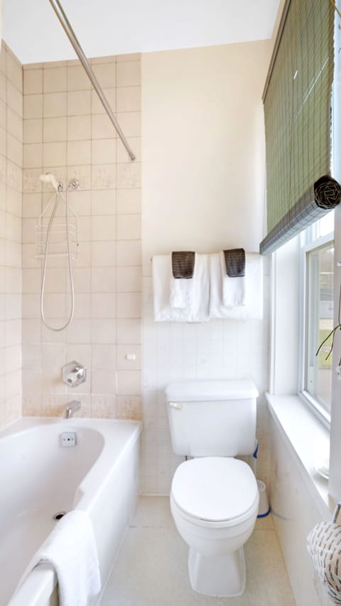 House, 4 Bedrooms | Bathroom | Deep soaking tub, free toiletries, hair dryer, towels