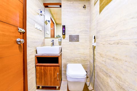 Family Room | Bathroom | Shower, rainfall showerhead, free toiletries, towels