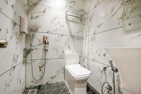 Deluxe Room | Bathroom | Shower, rainfall showerhead, free toiletries, towels