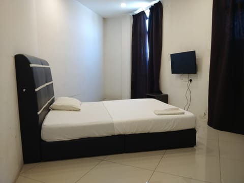 Deluxe Double Room | Laptop workspace, free WiFi, bed sheets