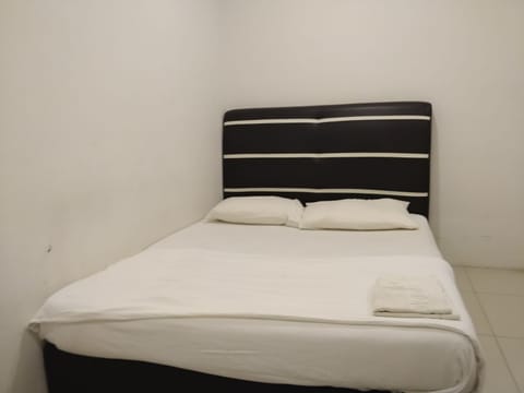 Standard Double Room | Laptop workspace, free WiFi, bed sheets