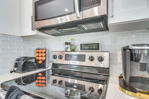 Apartment (2 Bedrooms) | Private kitchen | Microwave, oven, stovetop, dishwasher