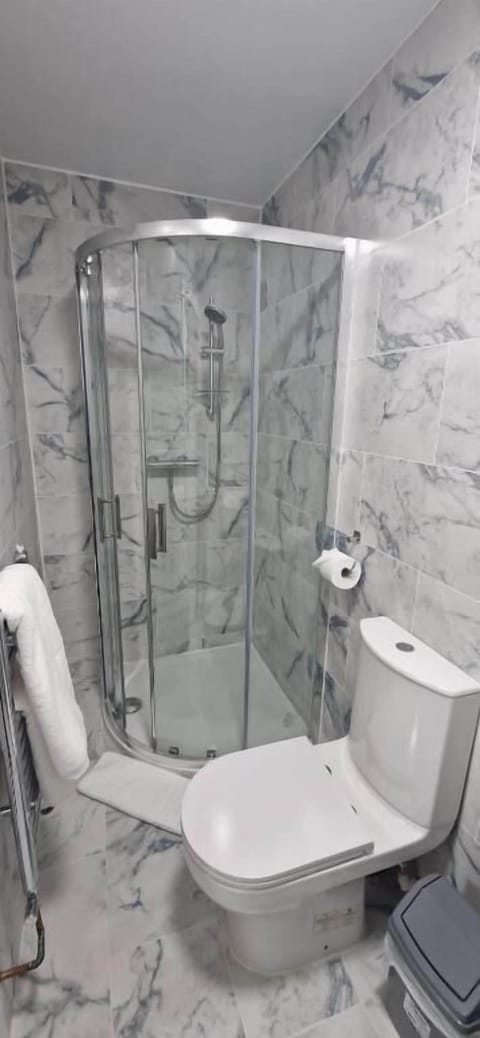 Family Room | Bathroom | Rainfall showerhead, free toiletries, hair dryer, towels