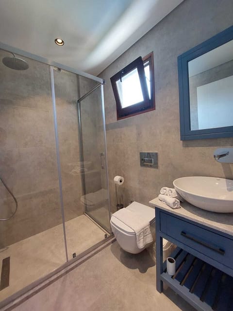 Executive Triple Room, Balcony, City View | Bathroom | Shower, hair dryer, towels, soap