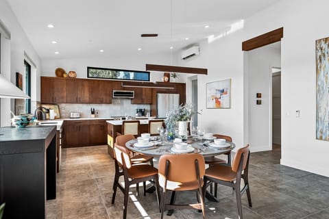 Dining area with seating for 6-8