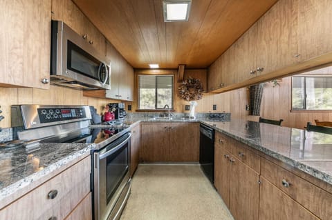 Kitchen: Kitchen bar w/3 barstools, fully equipped kitchen