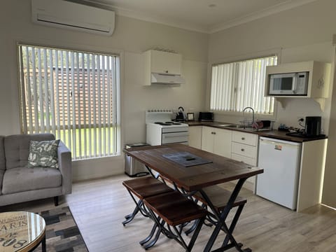 Corymbosum Cottage | Private kitchen | Fridge, microwave, toaster, cookware/dishes/utensils