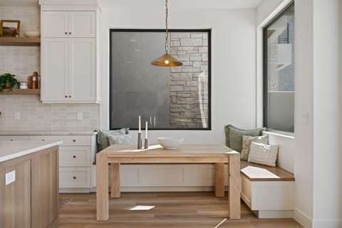 Dining Nook - Fully Equipped Kitchen