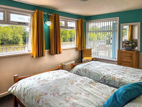 Twin bedroom | Osokozy Cottage, Shrawley, near Worcester