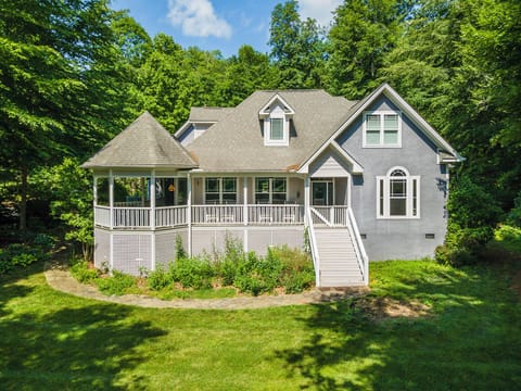 Offering tranquility and easy access to area attractions, Asheville 'n' Chill is the perfect home for your mountain vacation!