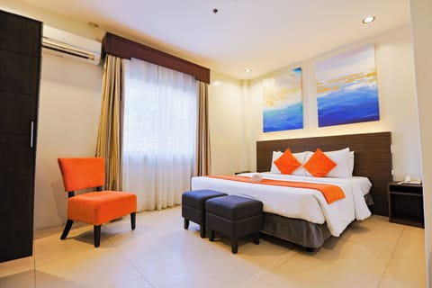 Deluxe Room, 1 King Bed | Minibar, in-room safe, desk, free WiFi