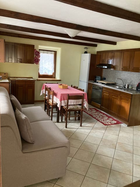 House, 2 Bedrooms, Smoking, Balcony | Living room