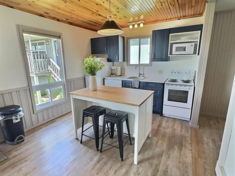 Deluxe Cottage, 2 Bedrooms, 2 Bathrooms, Ocean View | Private kitchen | Full-size fridge, microwave, oven, stovetop