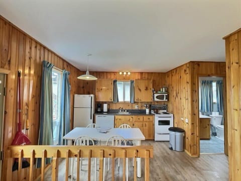 Deluxe Cottage | Private kitchen | Full-size fridge, microwave, oven, stovetop