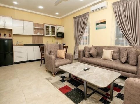 Executive Suite, 1 Bedroom | Living area | 45-inch TV with satellite channels