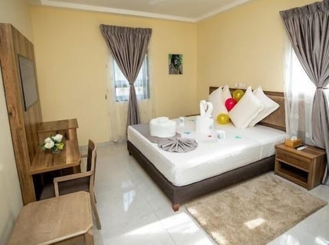 Executive Suite, 1 Bedroom | Hypo-allergenic bedding, minibar, in-room safe, desk