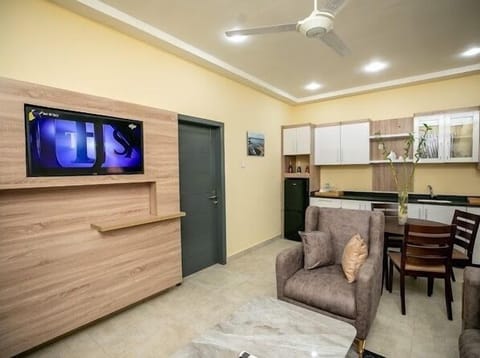 Executive Suite, 1 Bedroom | Living area | 45-inch TV with satellite channels