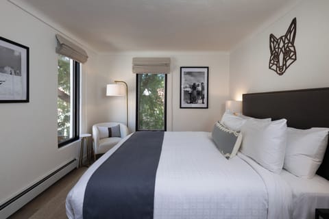 Luxury Room, 1 King Bed, Mountain View | Premium bedding, pillowtop beds, in-room safe, blackout drapes