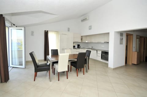 Apartment (Two Bedroom Apartment with Sea View B) | Dining room