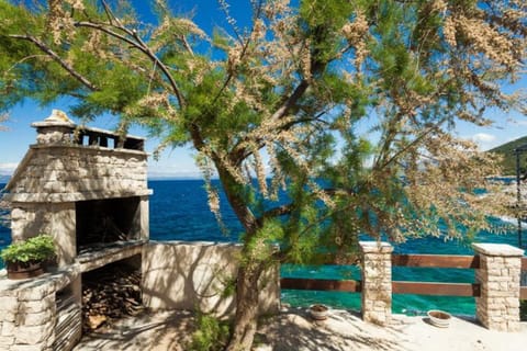 House (Two Bedroom Holiday Home with Sea Vie) | BBQ/picnic area